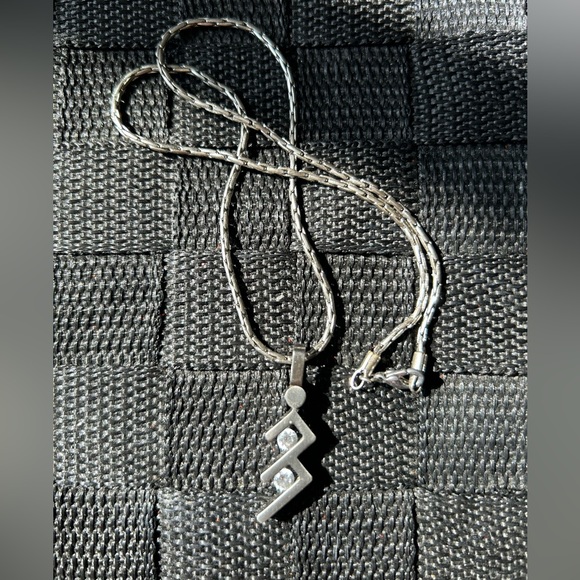 Silvery necklace comes with a chain - Picture 1 of 5